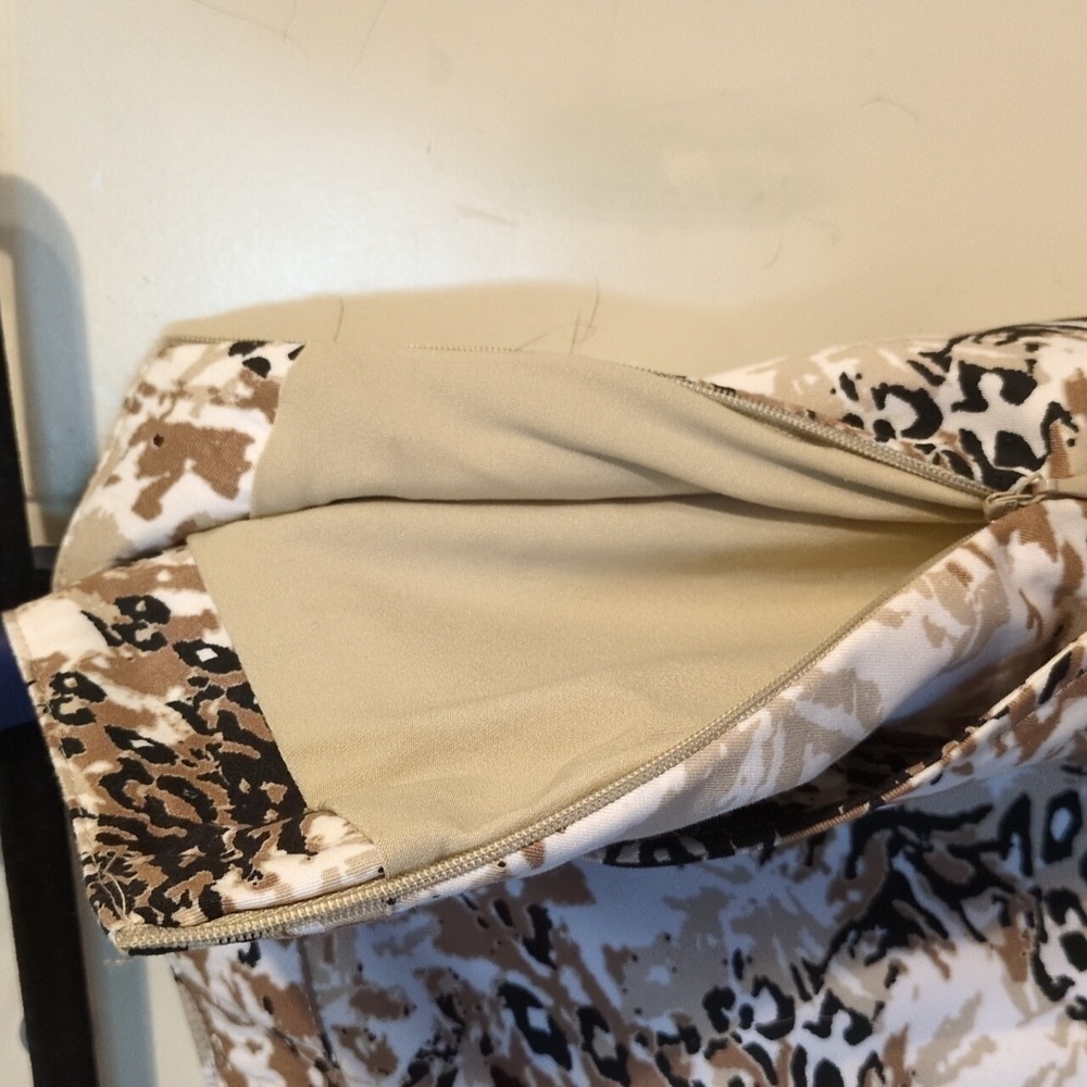 Elevate Your Golf Game with the Allyson Whitmore Animal Print Skort - Picture 4 of 11
